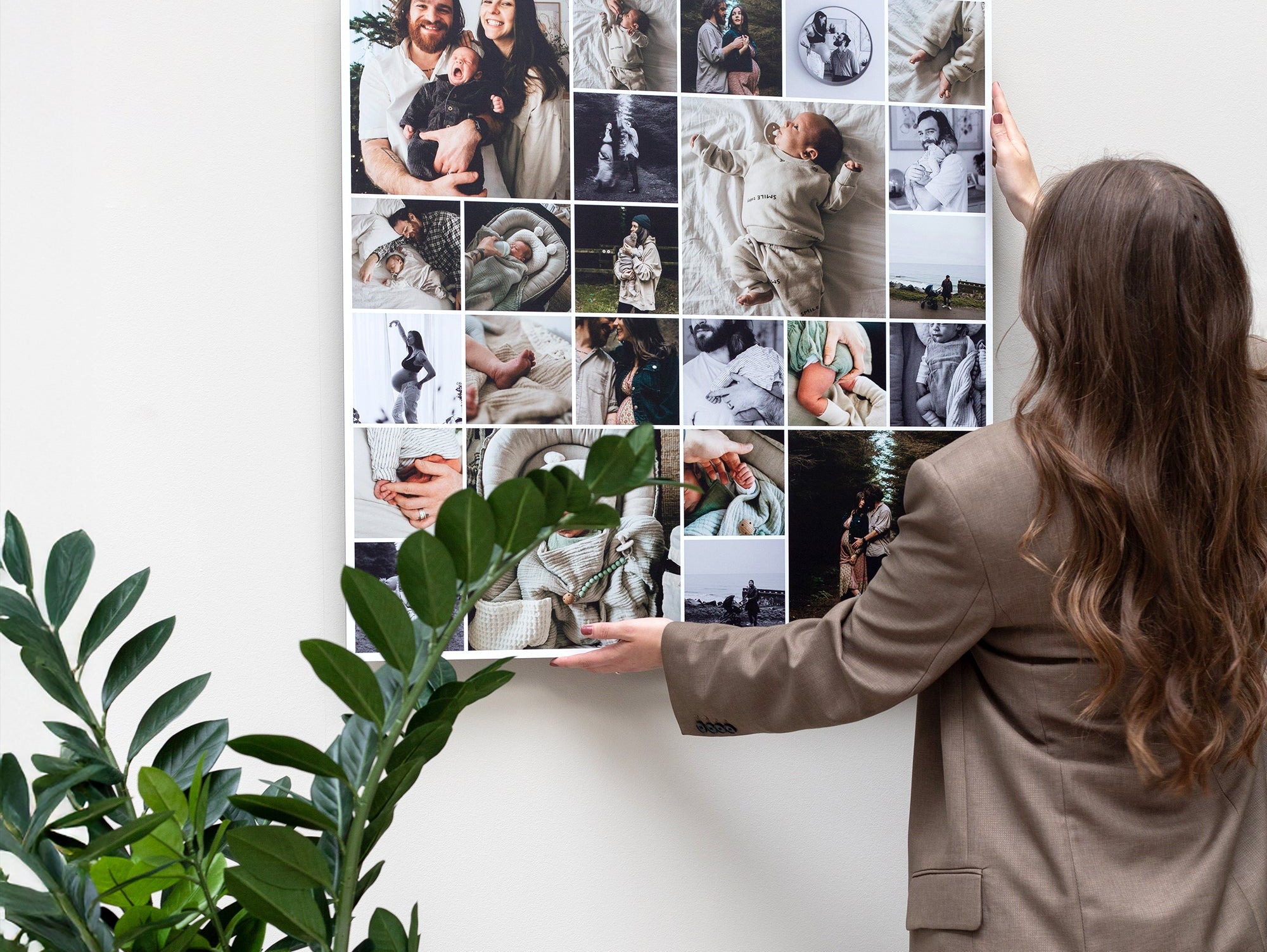 Foto op aluminium ophangen zonder boren – Instawall aan de muur in een sfeervolle woonkamer