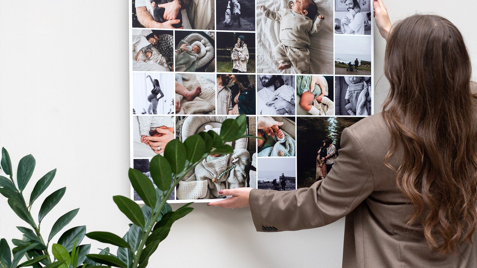 Vierkante Instawall fotocollage op aluminium in een zacht, rond ingericht interieur