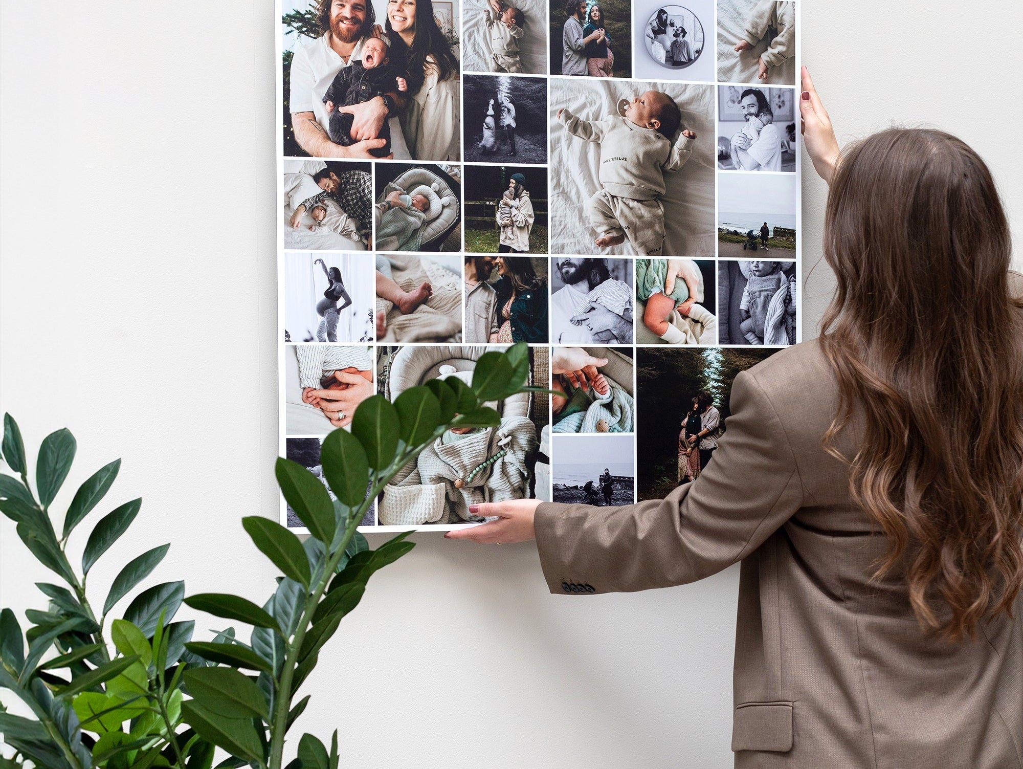 Vierkante Instawall fotocollage op aluminium in een zacht, rond ingericht interieur