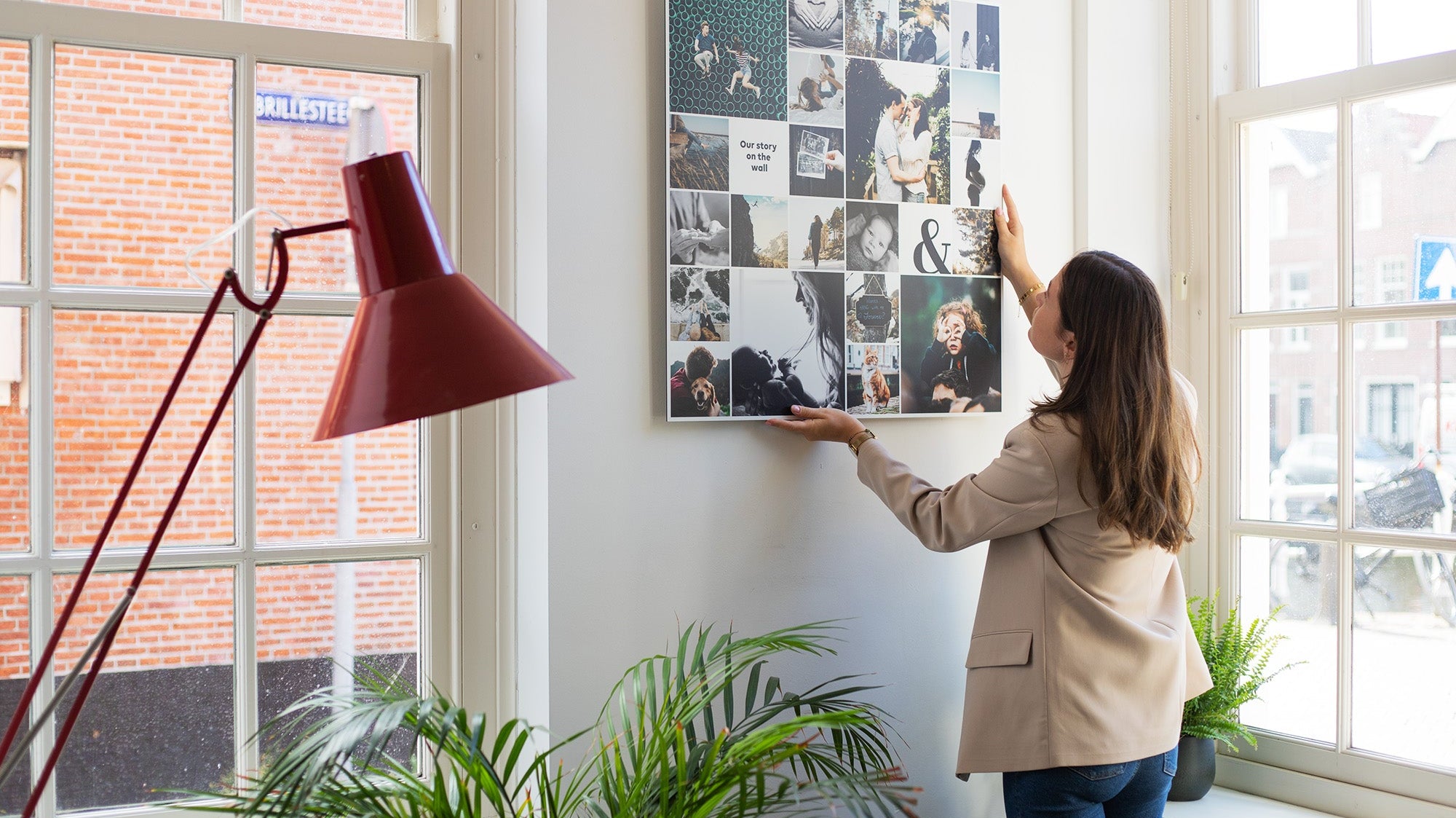 Foto op aluminium aan de muur in een lichte woonkamer