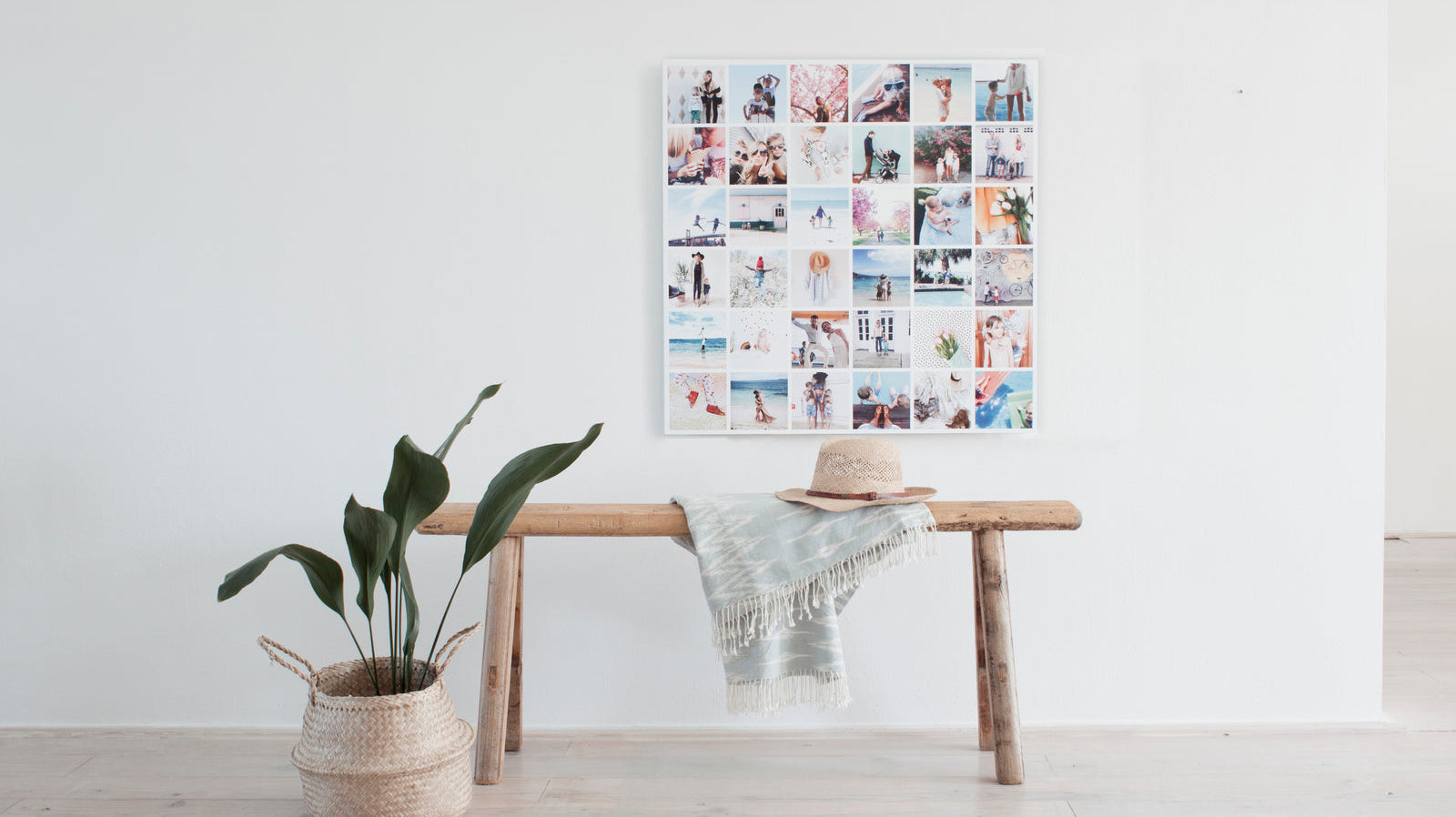 Foto op aluminium boven een witte bank in een lichte woonkamer