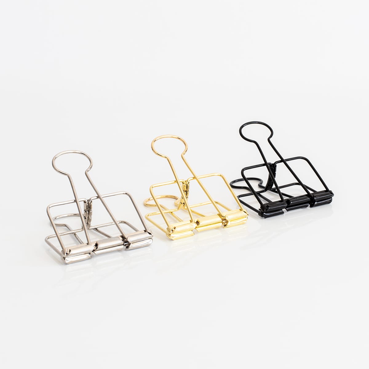 Posterclips Instawall Prints, drie exemplaren in zilver, goud en zwart als speelse wanddecoratie-accessoires