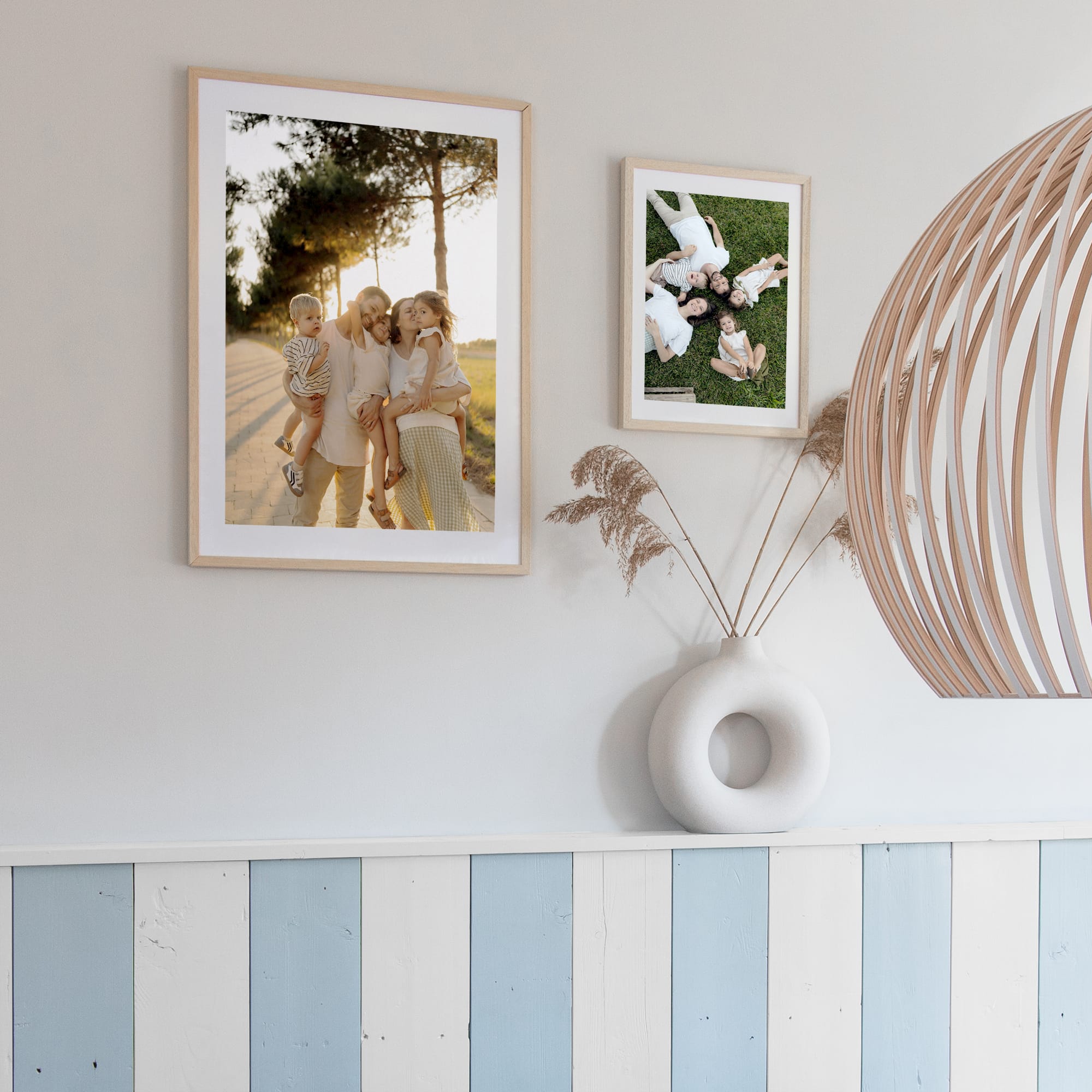 Fotovergroting Posterframe Portrait 3:4 met twee houten frames en witte passe-partout aan een beige muur
