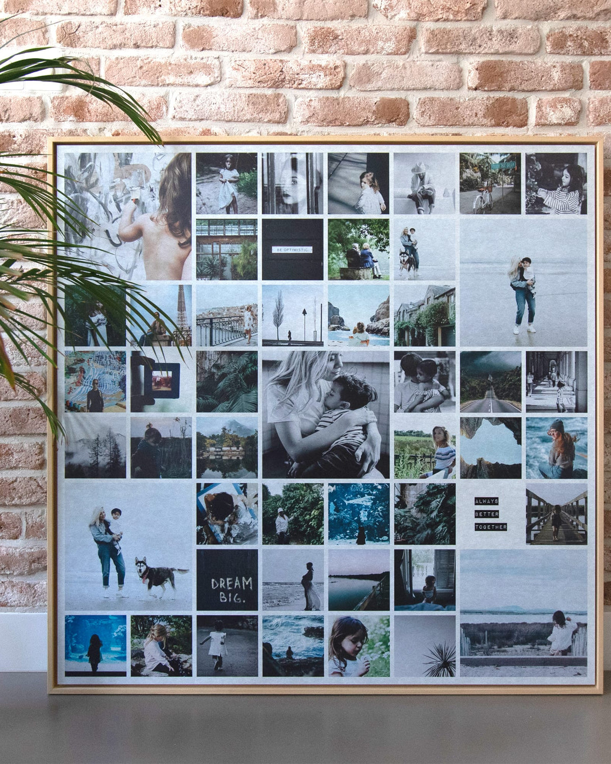 Instawall Akustik Square 1:1 Fotocollage-Wanddekoration mit Holzrahmen vor einer Backsteinwand