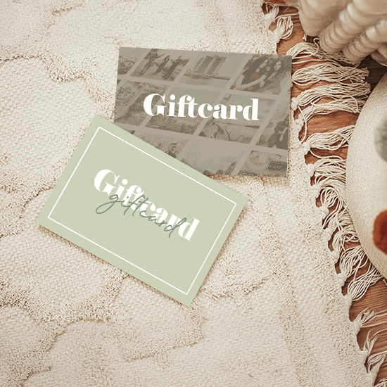 Giftcard in cadeauverpakking van Instawall; twee kaarten, groene kaart en collage-achtergrond.
