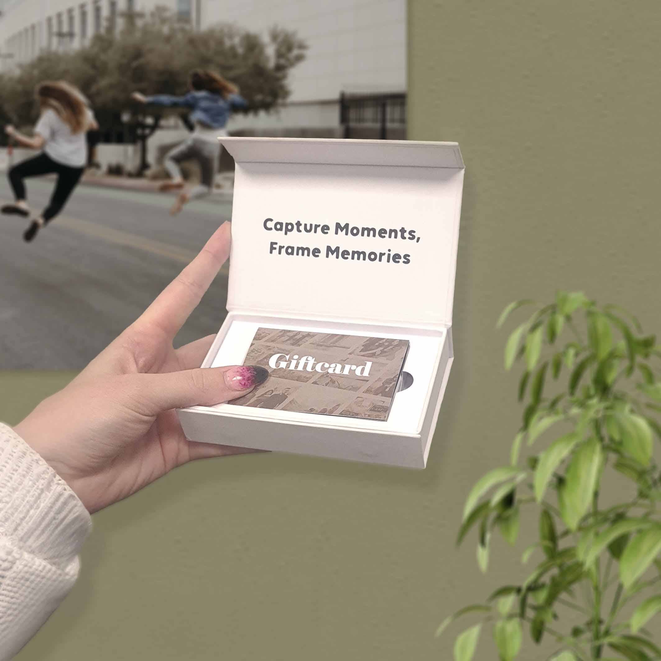 Giftcard in cadeauverpakking van Instawall, witte doos met kaart zichtbaar