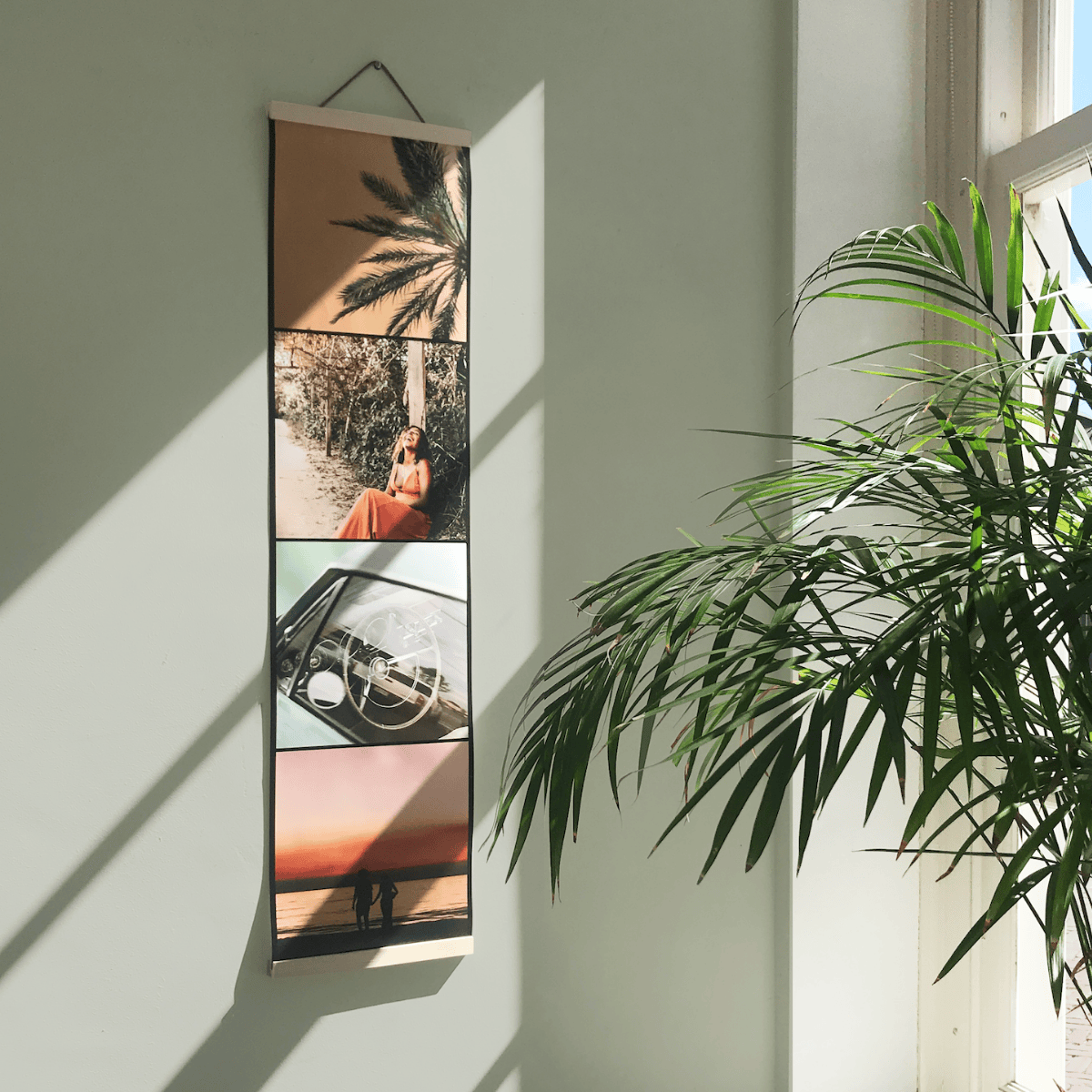 Instawall Poster Fotostrip 1:4 als wanddecoratie; verticale fotostrip aan houten latje in een lichte kamer met plant