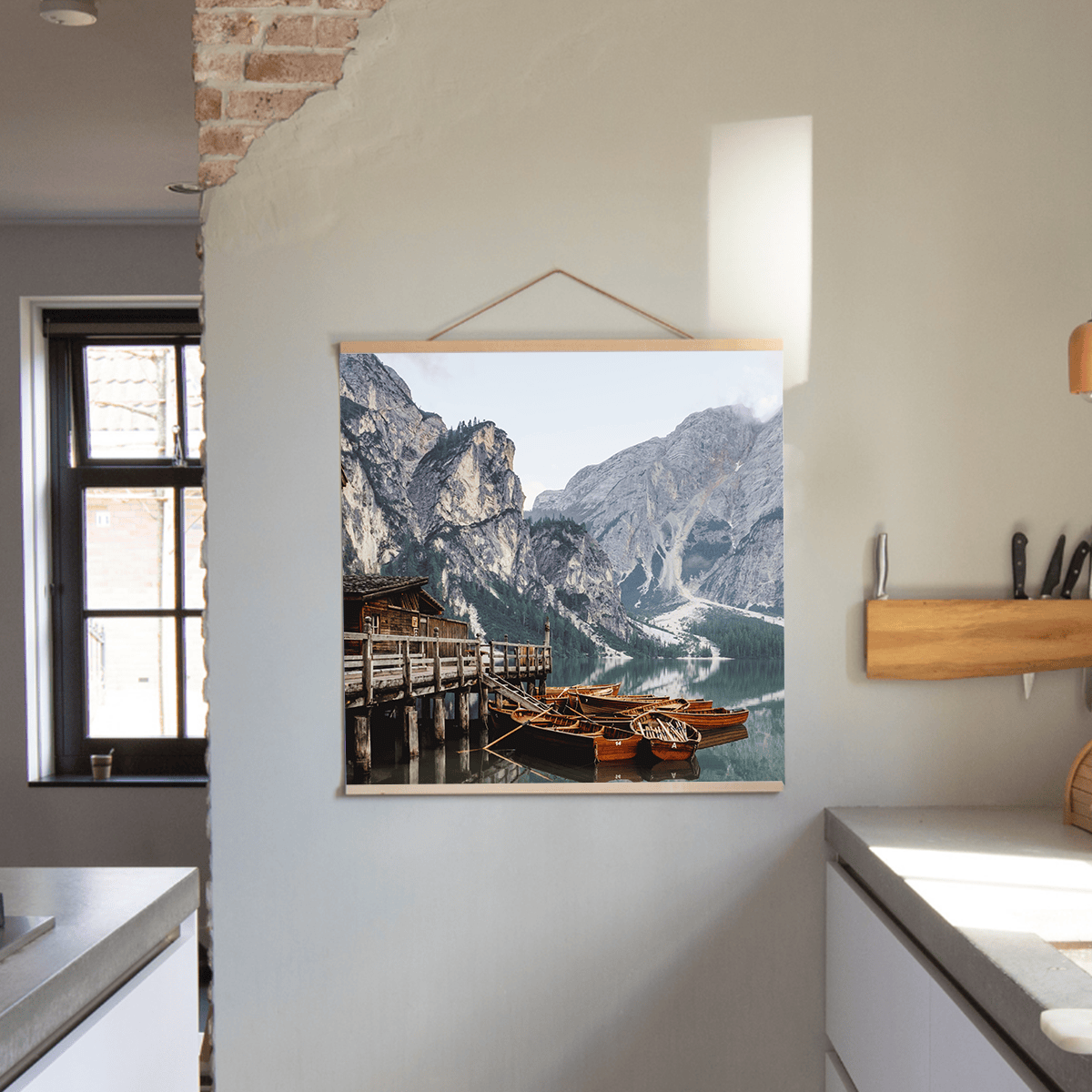 Fotovergroting Poster Square 1:1 Instawall Prints: bergmeerlandschap met houten pier en boten aan muur interieur