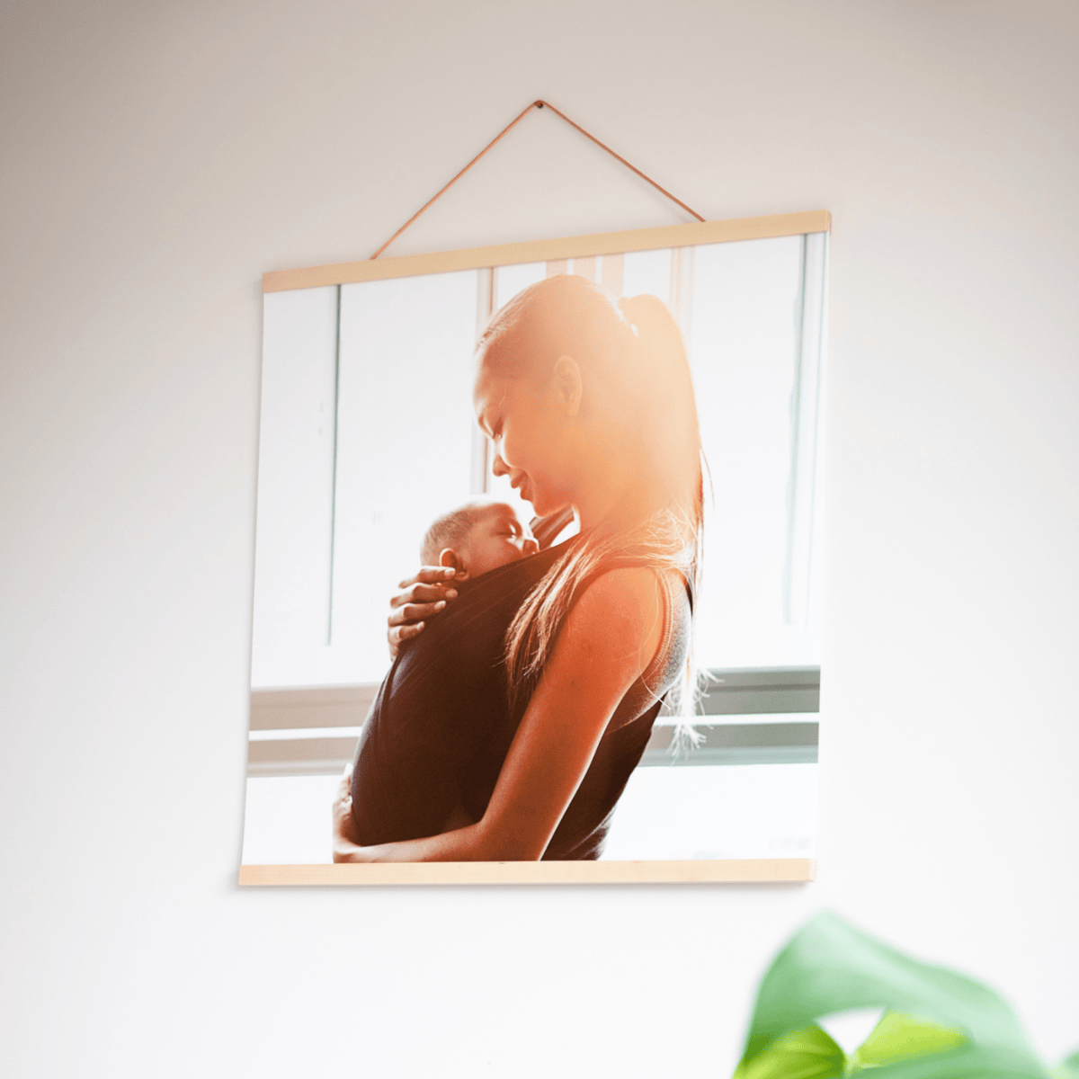 Fotovergroting Poster Square 1:1 met houten rand, moeder met baby in lichte kamer