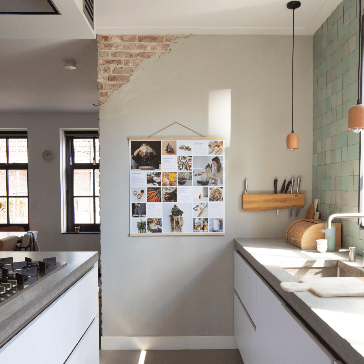 Instawall Print fotocollage op houten lijst als wanddecoratie in moderne keuken