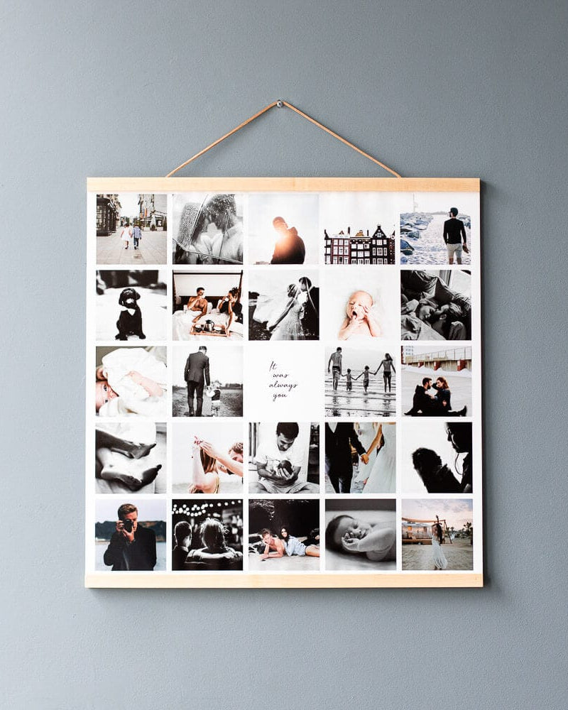 Quadratisches Schwarz-Weiß-Fotocollage-Poster an einem Holz-Aufhängesystem vor einer blauen Wand