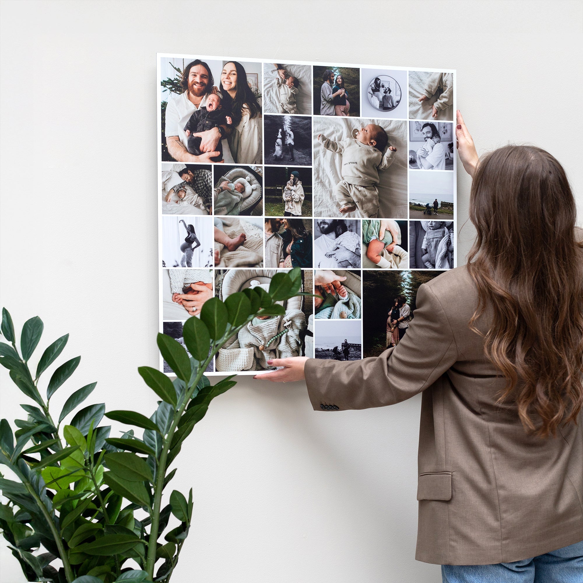 Vierkante Instawall fotocollage op aluminium in een zacht, rond ingericht interieur