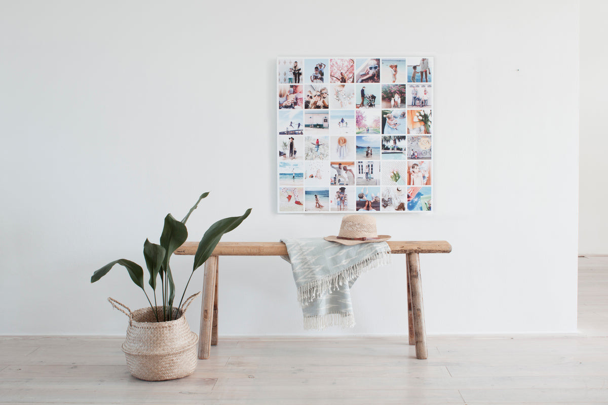 Foto op aluminium opgehangen zonder boren boven een bankje in een lichte woonkamer