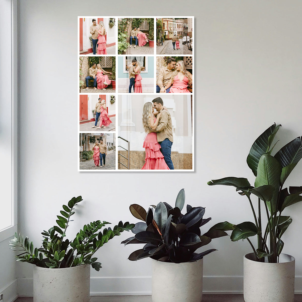 Vertikale Fotocollage von einem Paar auf Glas zwischen Zimmerpflanzen
